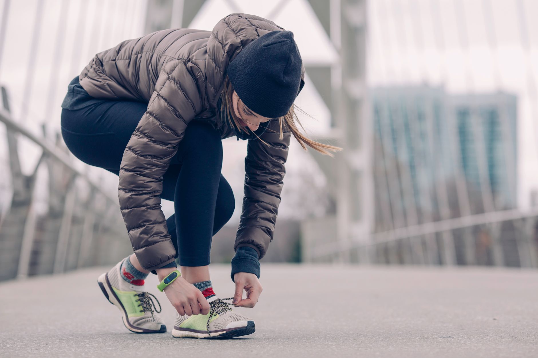 runner tying shoelace before half marathon race