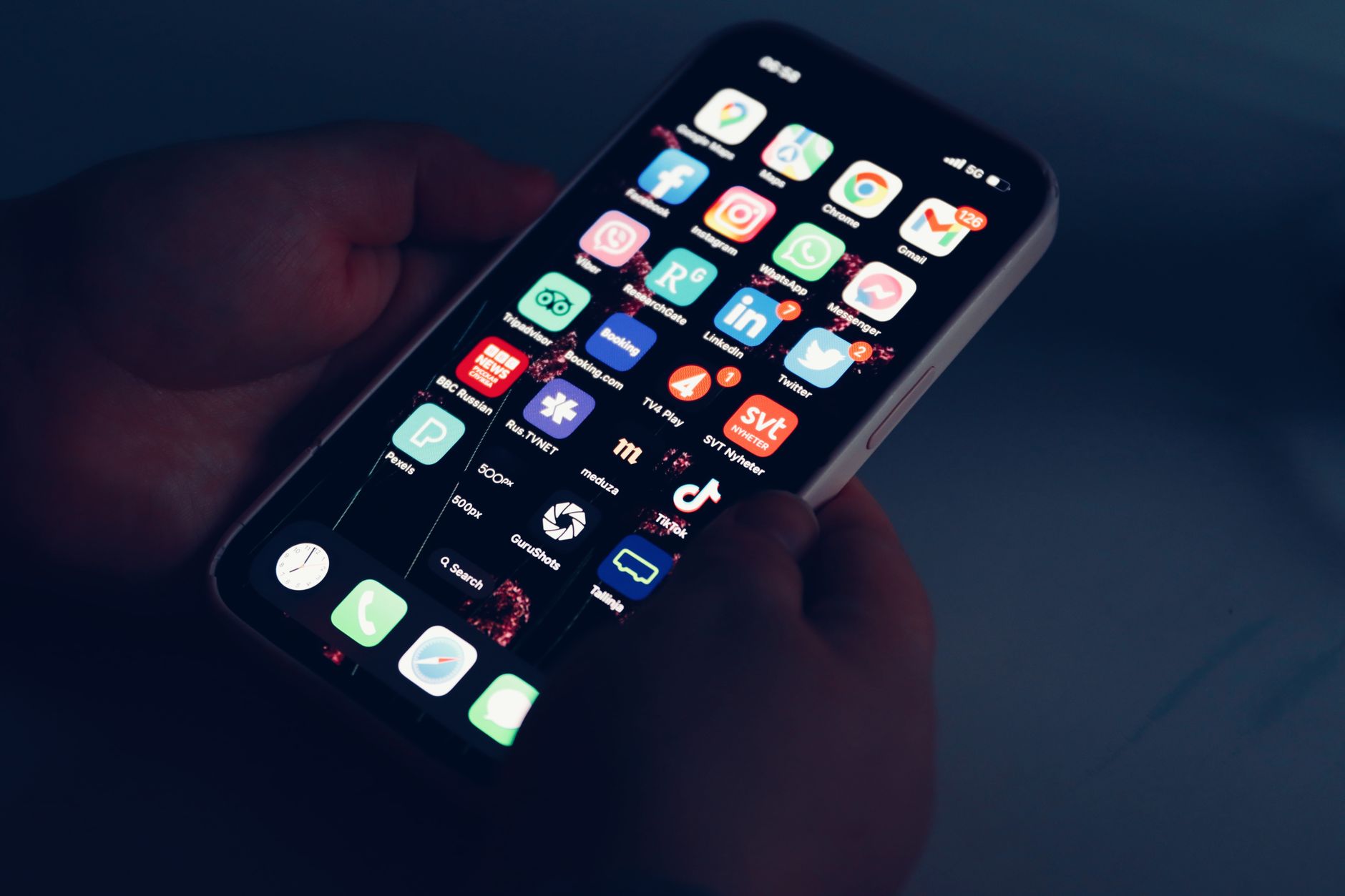 hand holding android phone displaying 5G network symbol