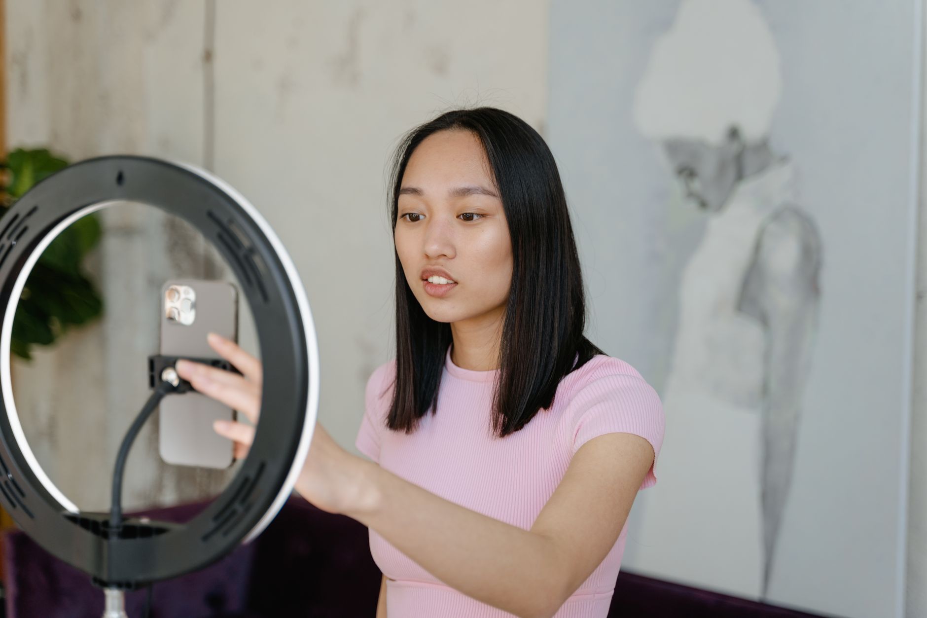 influencer recording selfie video with ring light